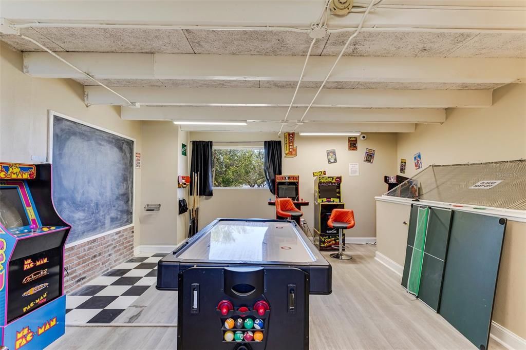 На продажу: $389,000 (2 спален, 2 ванн, 1258 Квадратных фут)