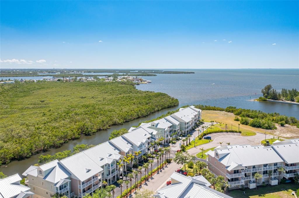 На продажу: $389,000 (2 спален, 2 ванн, 1258 Квадратных фут)