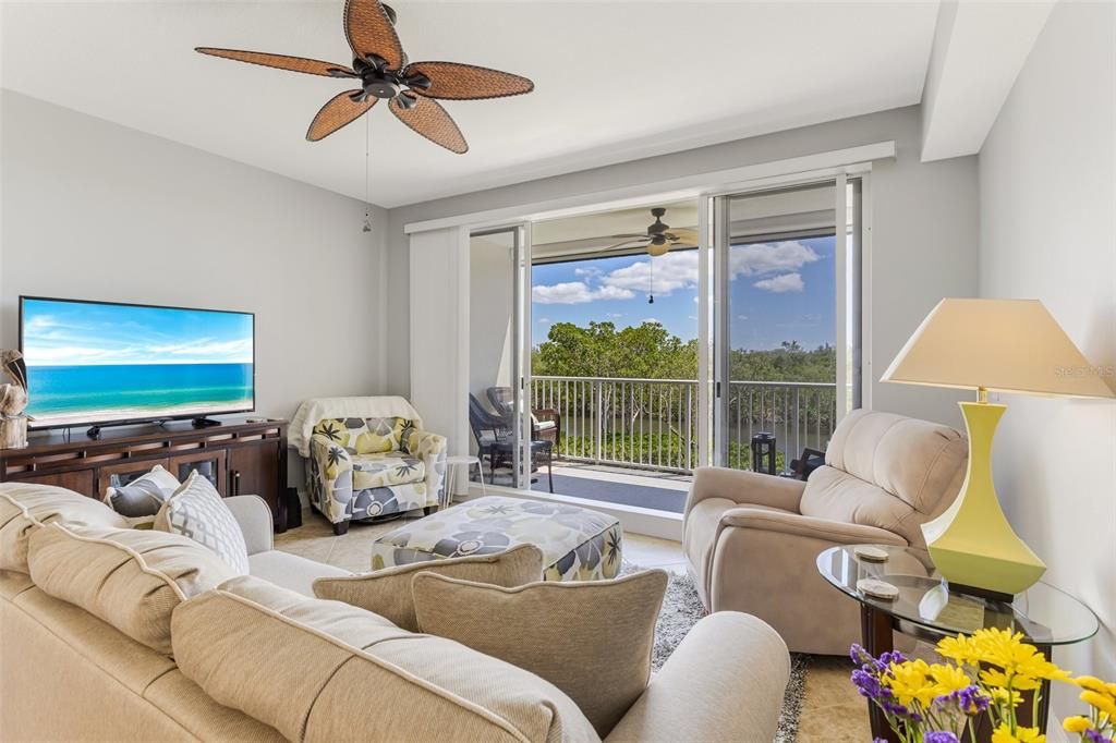 На продажу: $389,000 (2 спален, 2 ванн, 1258 Квадратных фут)