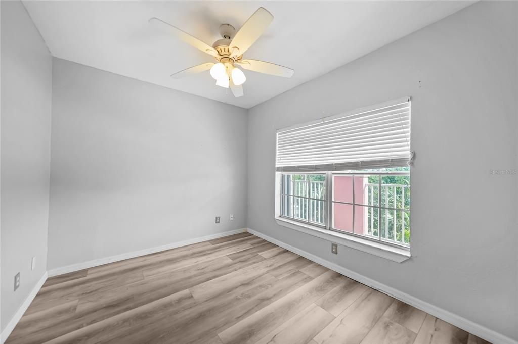 合同活跃: $149,900 (2 贝兹, 2 浴室, 996 平方英尺)