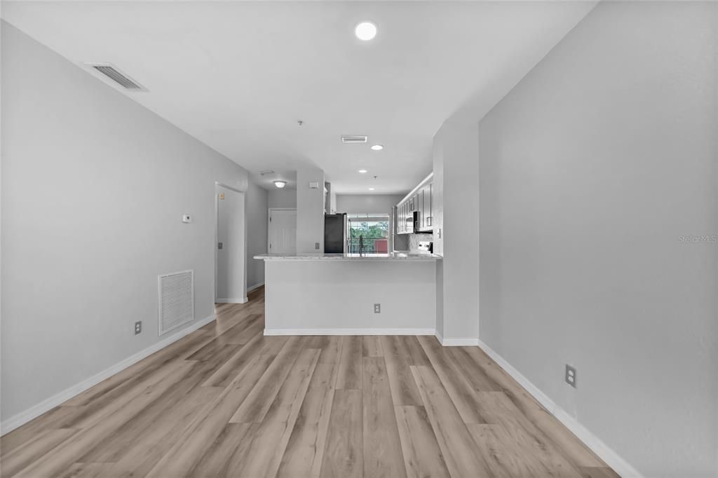 合同活跃: $149,900 (2 贝兹, 2 浴室, 996 平方英尺)