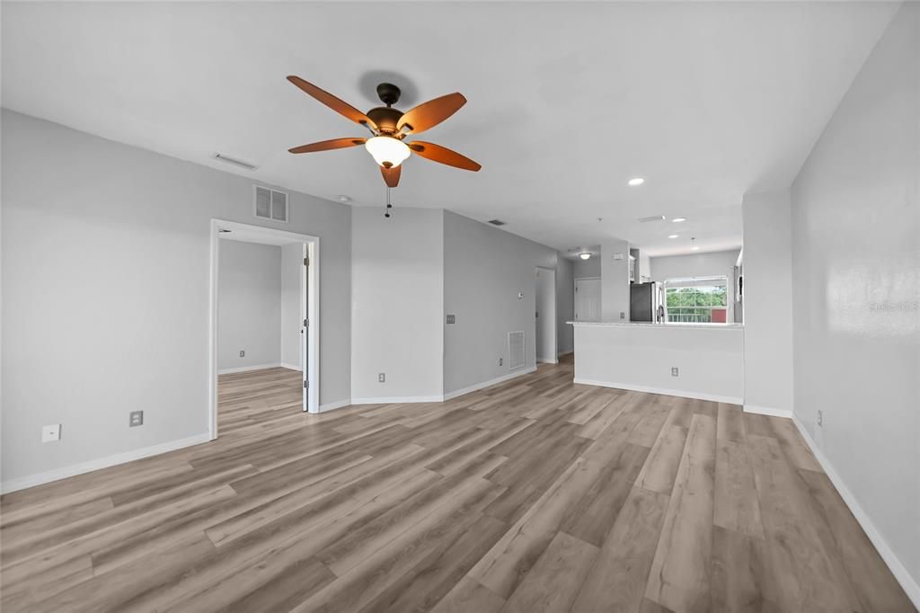 合同活跃: $149,900 (2 贝兹, 2 浴室, 996 平方英尺)