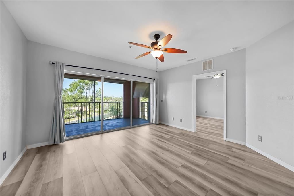 合同活跃: $149,900 (2 贝兹, 2 浴室, 996 平方英尺)