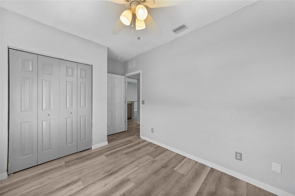 合同活跃: $149,900 (2 贝兹, 2 浴室, 996 平方英尺)