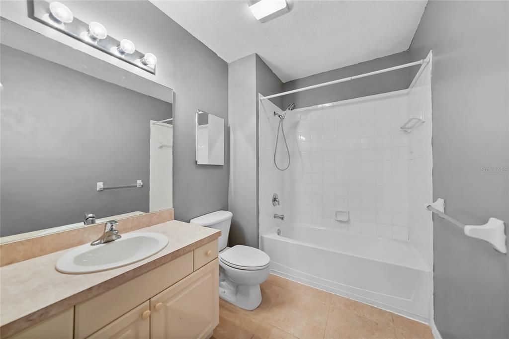 合同活跃: $149,900 (2 贝兹, 2 浴室, 996 平方英尺)