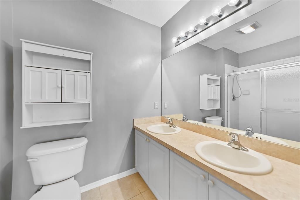 合同活跃: $149,900 (2 贝兹, 2 浴室, 996 平方英尺)