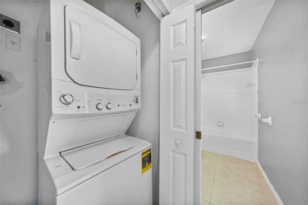 合同活跃: $149,900 (2 贝兹, 2 浴室, 996 平方英尺)