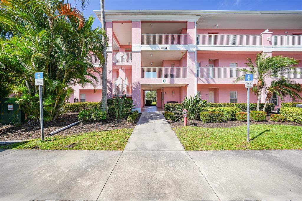 合同活跃: $149,900 (2 贝兹, 2 浴室, 996 平方英尺)