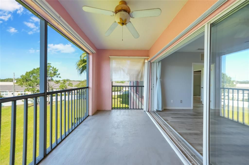 合同活跃: $149,900 (2 贝兹, 2 浴室, 996 平方英尺)