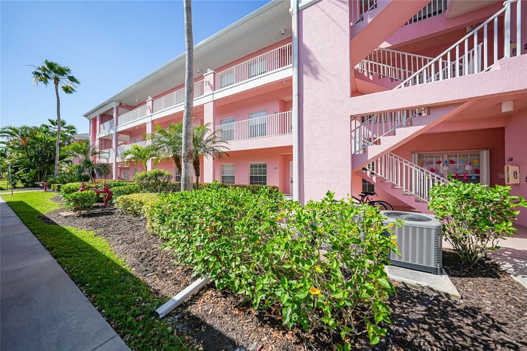 合同活跃: $149,900 (2 贝兹, 2 浴室, 996 平方英尺)