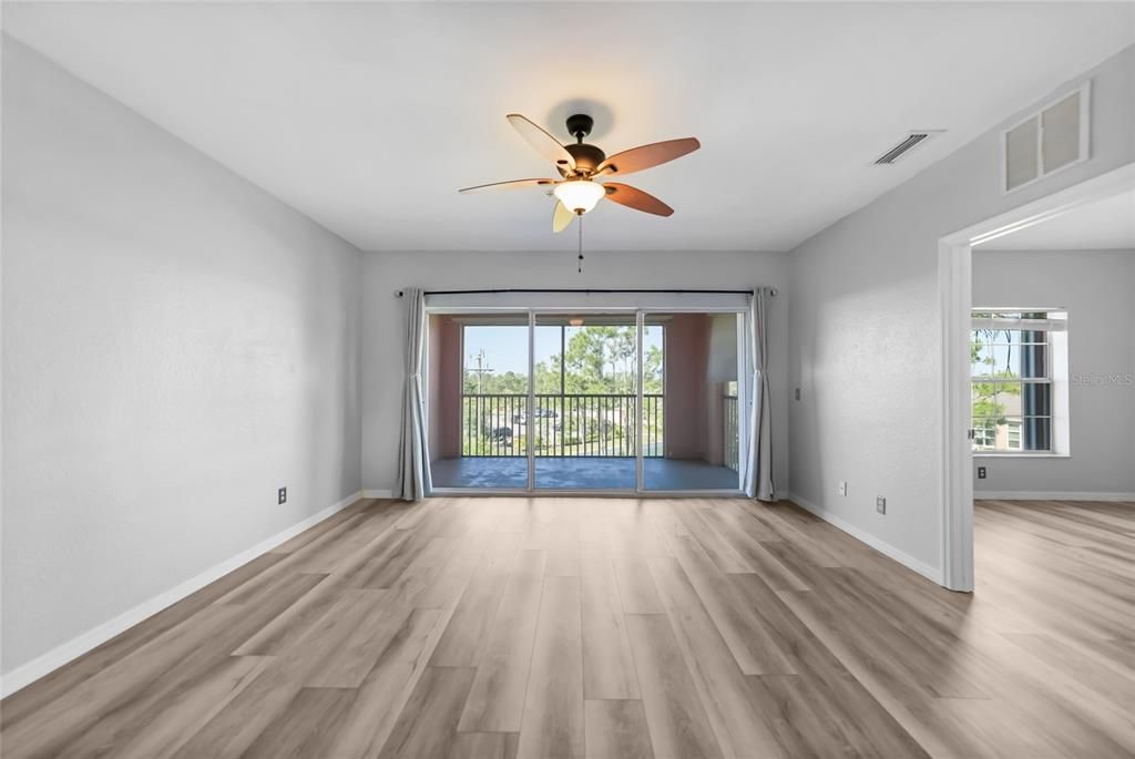 合同活跃: $149,900 (2 贝兹, 2 浴室, 996 平方英尺)