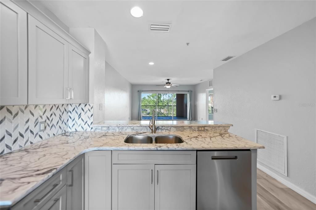 合同活跃: $149,900 (2 贝兹, 2 浴室, 996 平方英尺)