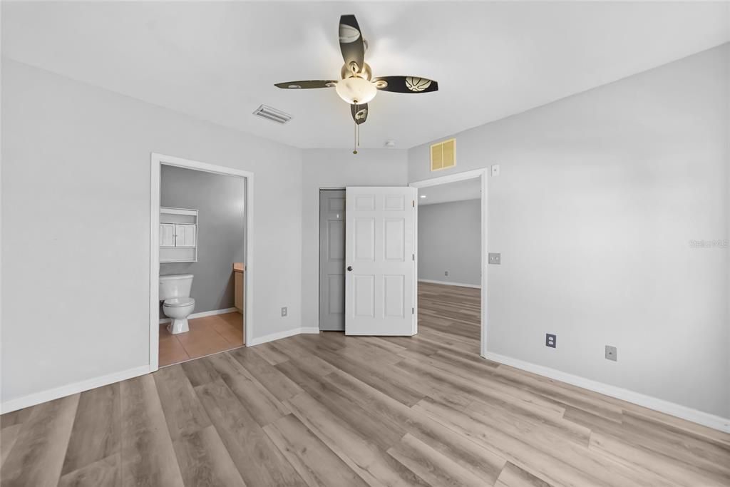 合同活跃: $149,900 (2 贝兹, 2 浴室, 996 平方英尺)