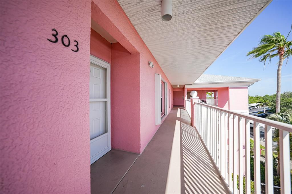 合同活跃: $149,900 (2 贝兹, 2 浴室, 996 平方英尺)