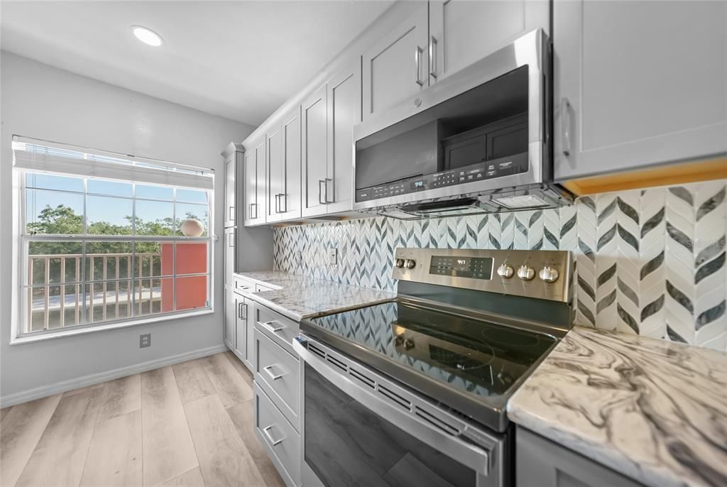 合同活跃: $149,900 (2 贝兹, 2 浴室, 996 平方英尺)