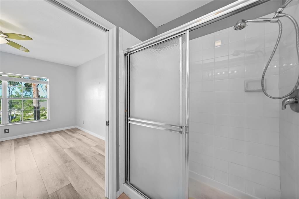 合同活跃: $149,900 (2 贝兹, 2 浴室, 996 平方英尺)