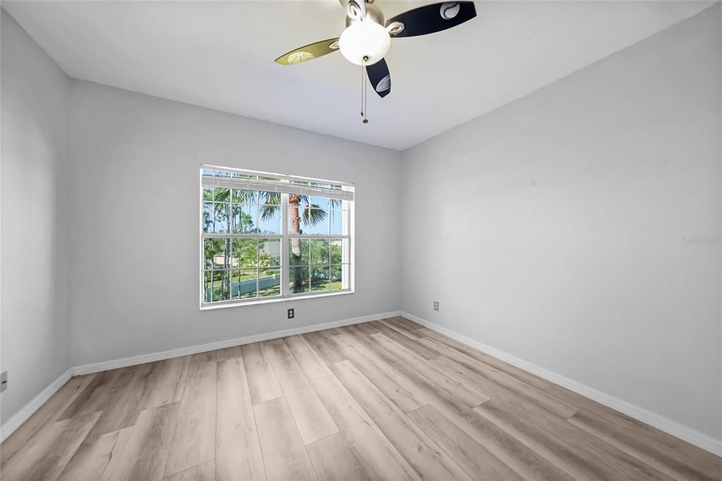 合同活跃: $149,900 (2 贝兹, 2 浴室, 996 平方英尺)