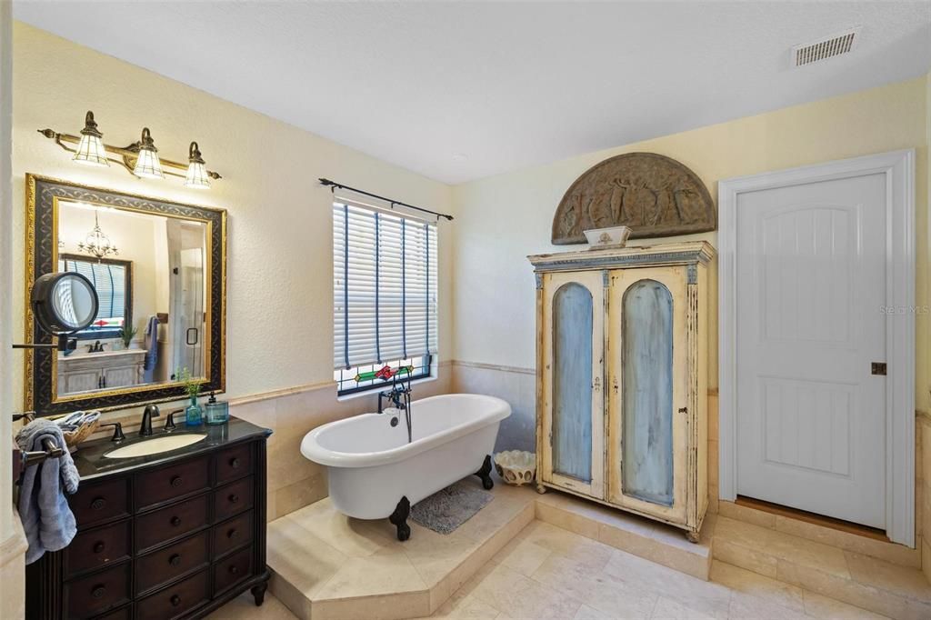 For Sale: $2,800,000 (4 beds, 3 baths, 5118 Square Feet)