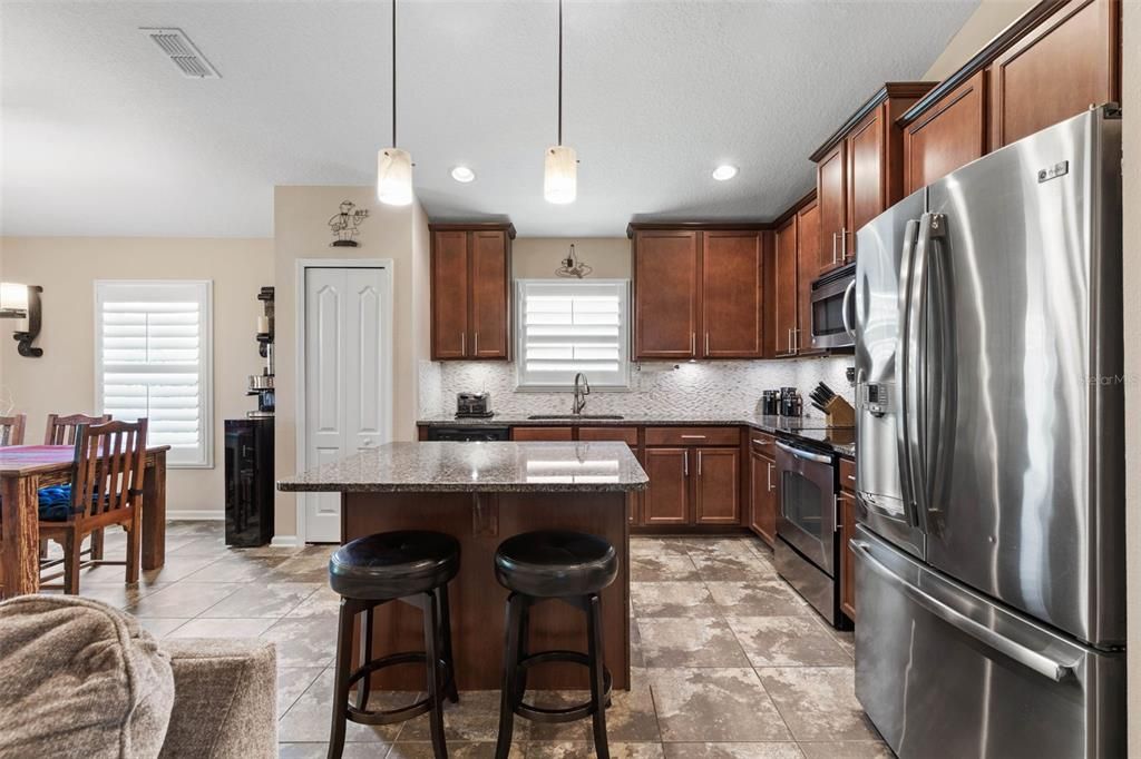 Под контрактом: $398,500 (3 спален, 2 ванн, 1745 Квадратных фут)