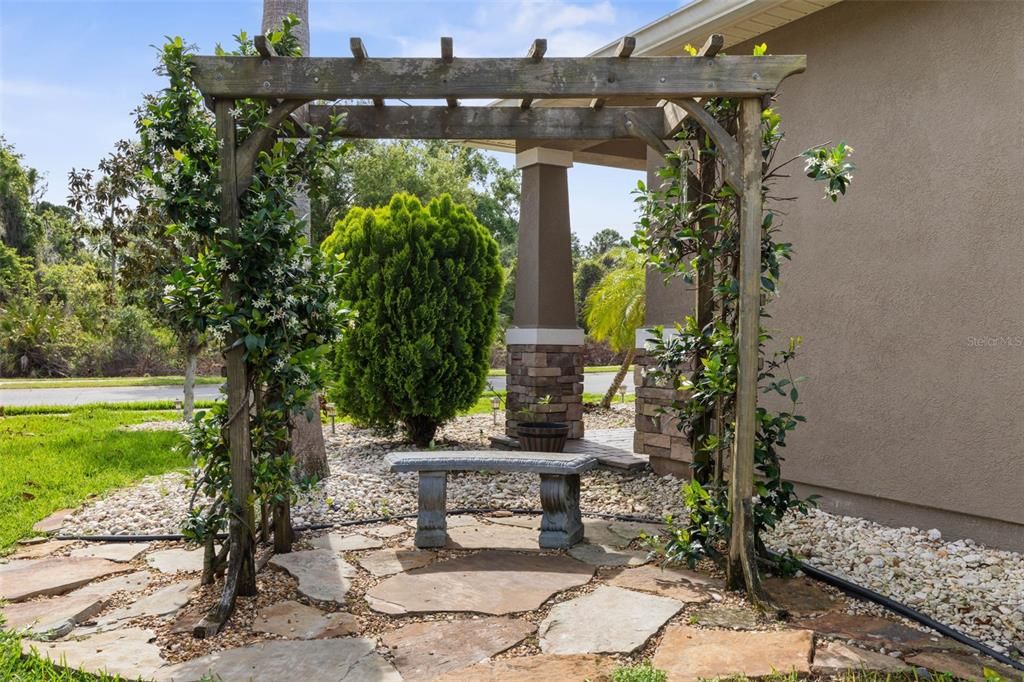 Под контрактом: $398,500 (3 спален, 2 ванн, 1745 Квадратных фут)