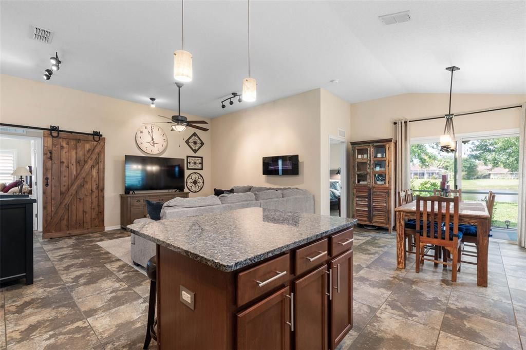 Под контрактом: $398,500 (3 спален, 2 ванн, 1745 Квадратных фут)