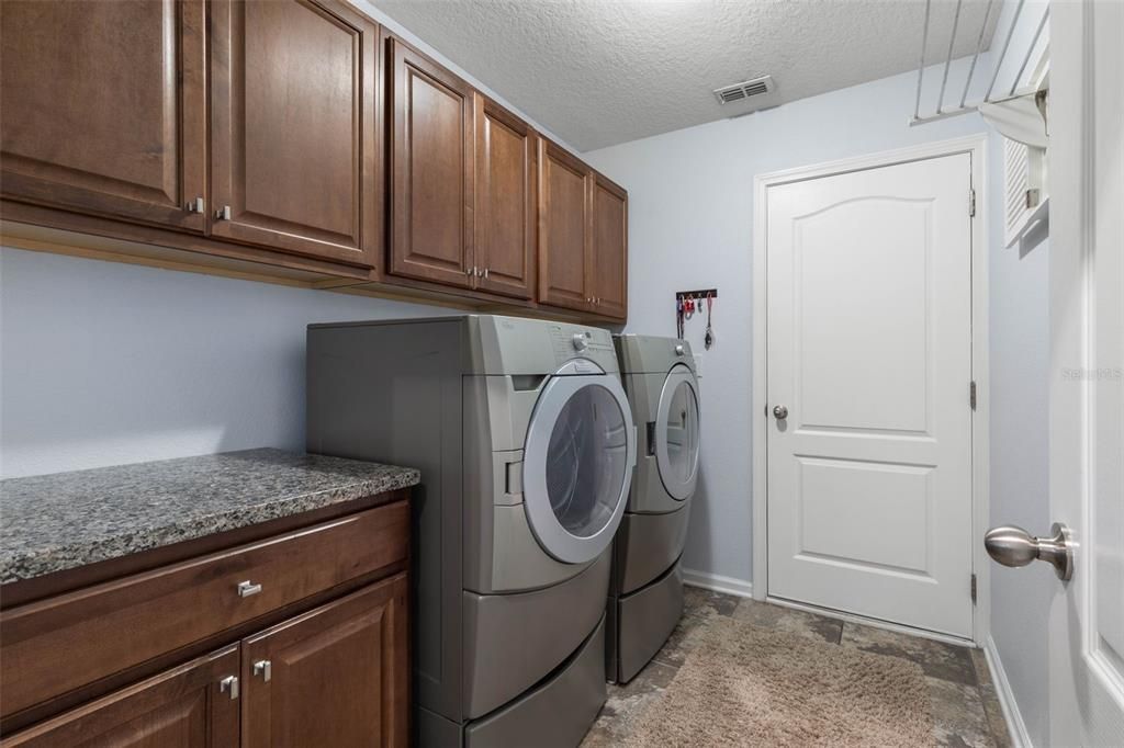 Под контрактом: $398,500 (3 спален, 2 ванн, 1745 Квадратных фут)