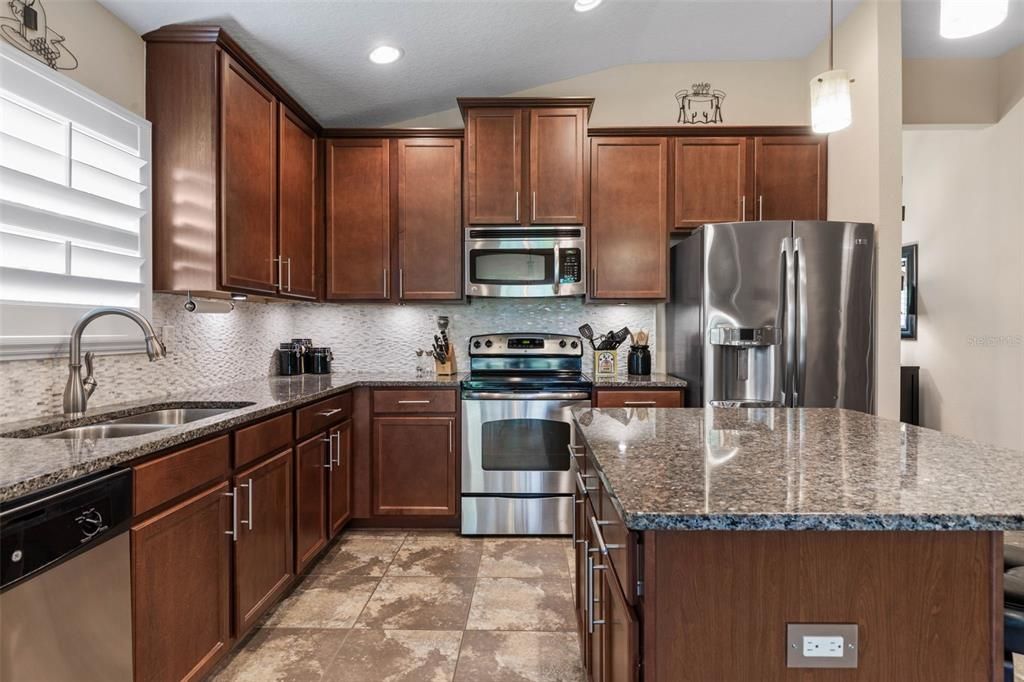 Под контрактом: $398,500 (3 спален, 2 ванн, 1745 Квадратных фут)