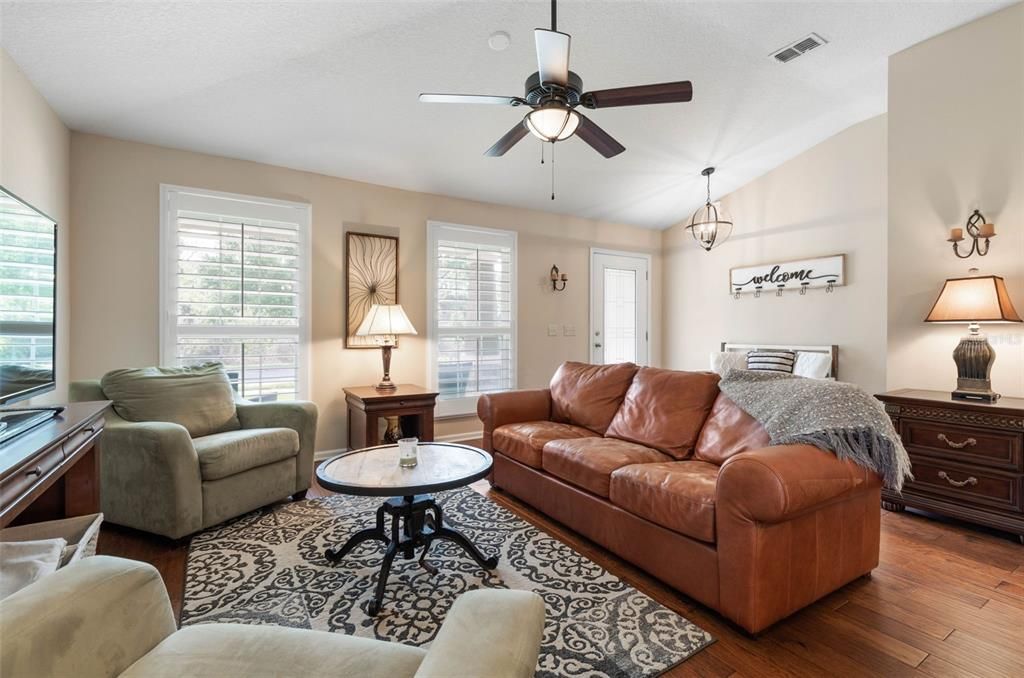 Под контрактом: $398,500 (3 спален, 2 ванн, 1745 Квадратных фут)