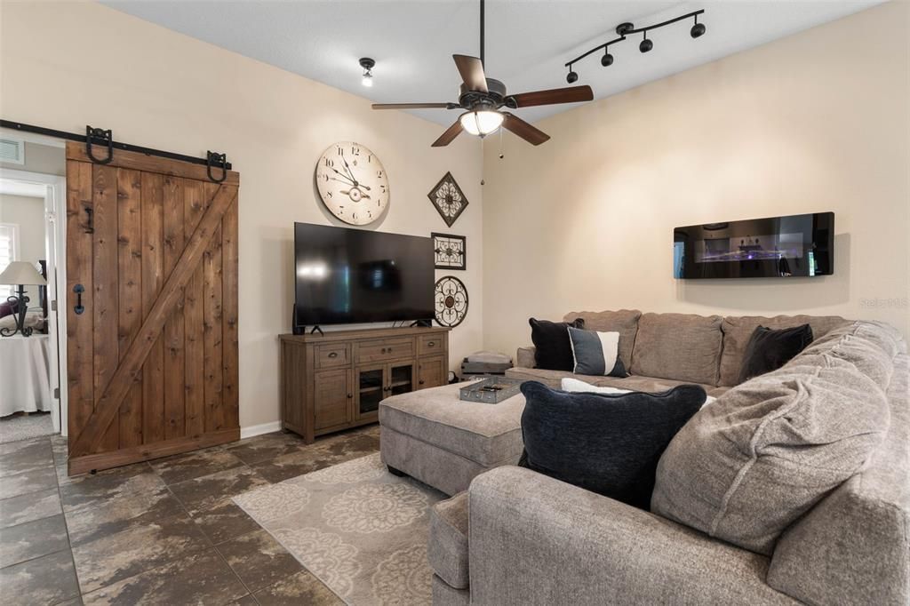 Под контрактом: $398,500 (3 спален, 2 ванн, 1745 Квадратных фут)