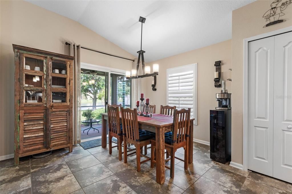 Под контрактом: $398,500 (3 спален, 2 ванн, 1745 Квадратных фут)