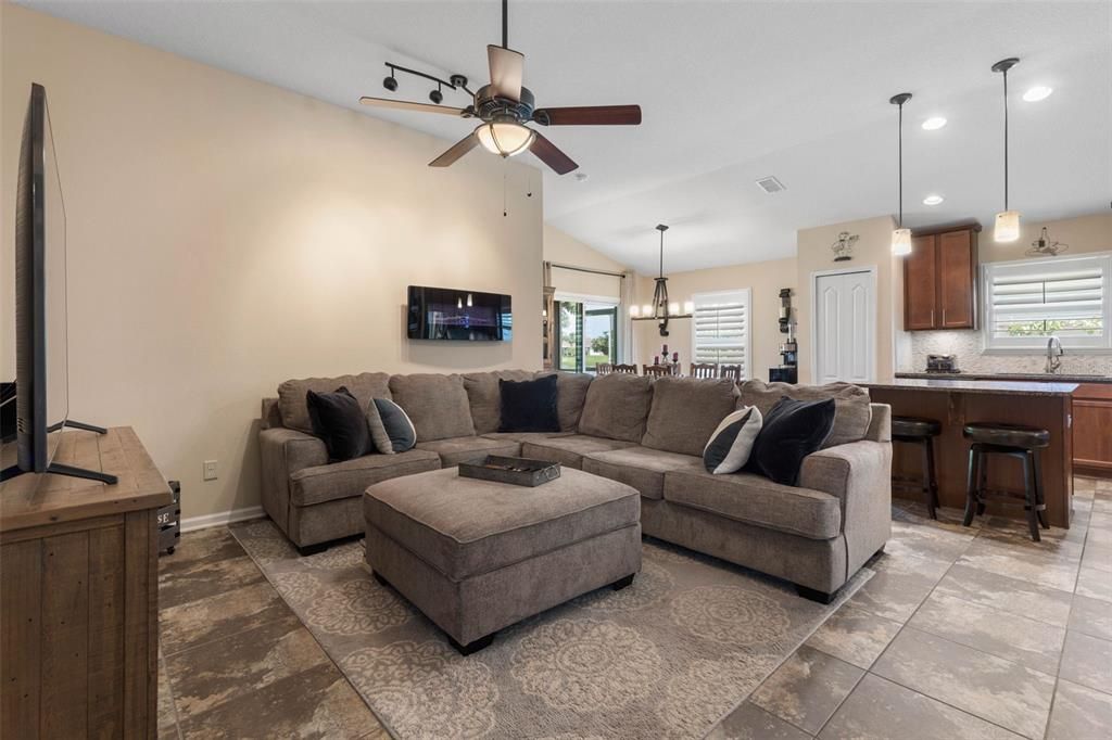 Под контрактом: $398,500 (3 спален, 2 ванн, 1745 Квадратных фут)