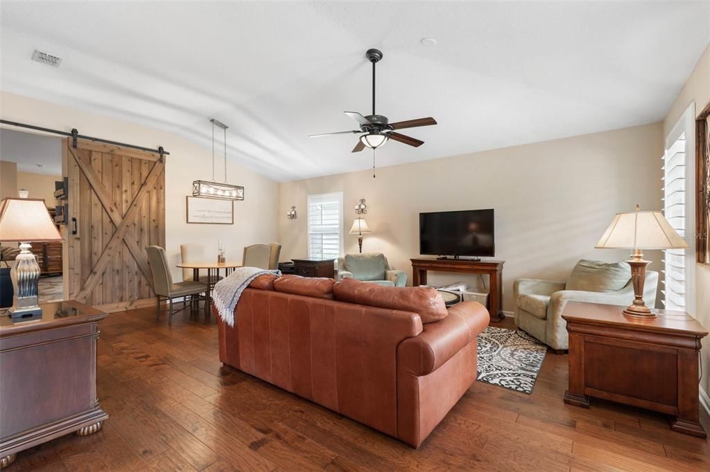 Под контрактом: $398,500 (3 спален, 2 ванн, 1745 Квадратных фут)