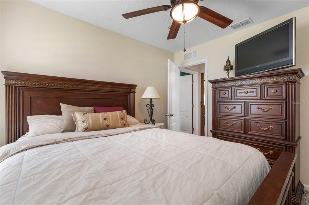 Под контрактом: $398,500 (3 спален, 2 ванн, 1745 Квадратных фут)