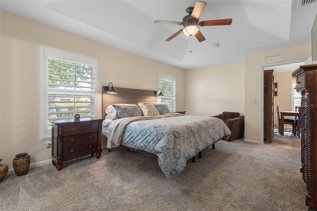 Под контрактом: $398,500 (3 спален, 2 ванн, 1745 Квадратных фут)