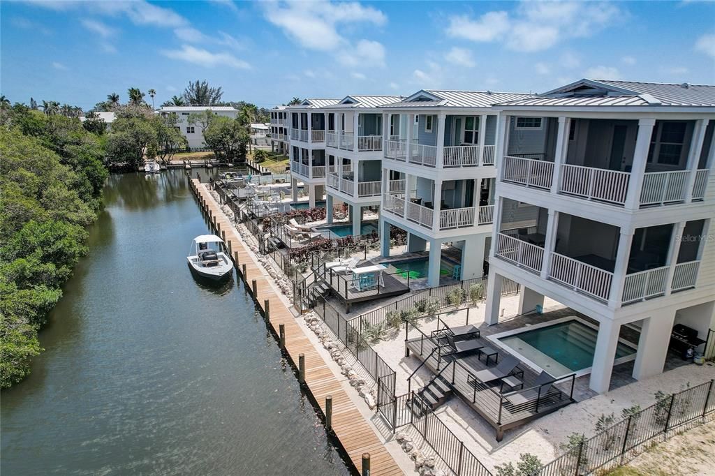 Под контрактом: $1,780,000 (4 спален, 2 ванн, 1809 Квадратных фут)