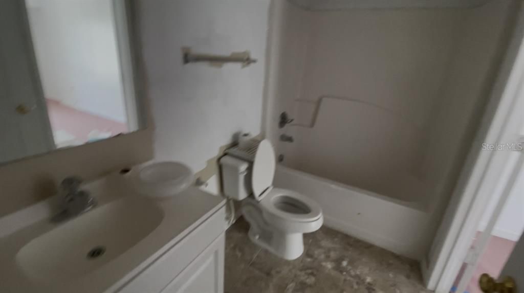 Active With Contract: $199,990 (6 beds, 4 baths, 3884 Square Feet)