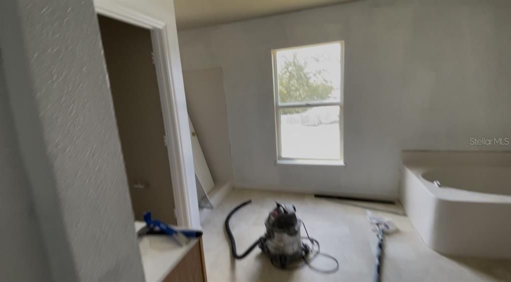 Active With Contract: $199,990 (6 beds, 4 baths, 3884 Square Feet)