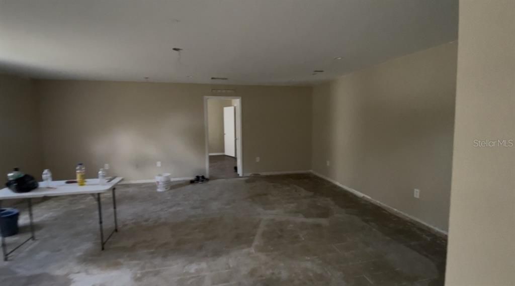 Active With Contract: $199,990 (6 beds, 4 baths, 3884 Square Feet)