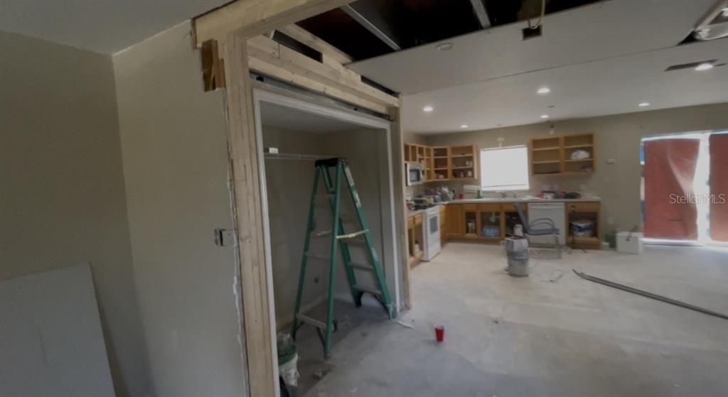 Active With Contract: $199,990 (6 beds, 4 baths, 3884 Square Feet)