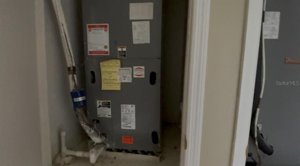 Active With Contract: $199,990 (6 beds, 4 baths, 3884 Square Feet)