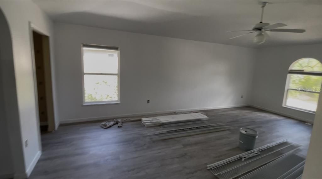 Active With Contract: $199,990 (6 beds, 4 baths, 3884 Square Feet)