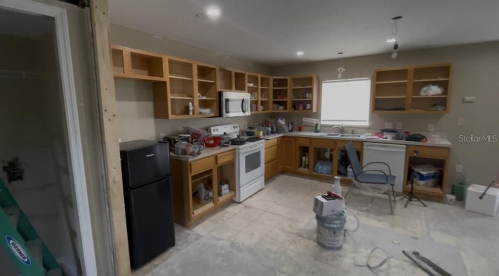 Active With Contract: $199,990 (6 beds, 4 baths, 3884 Square Feet)