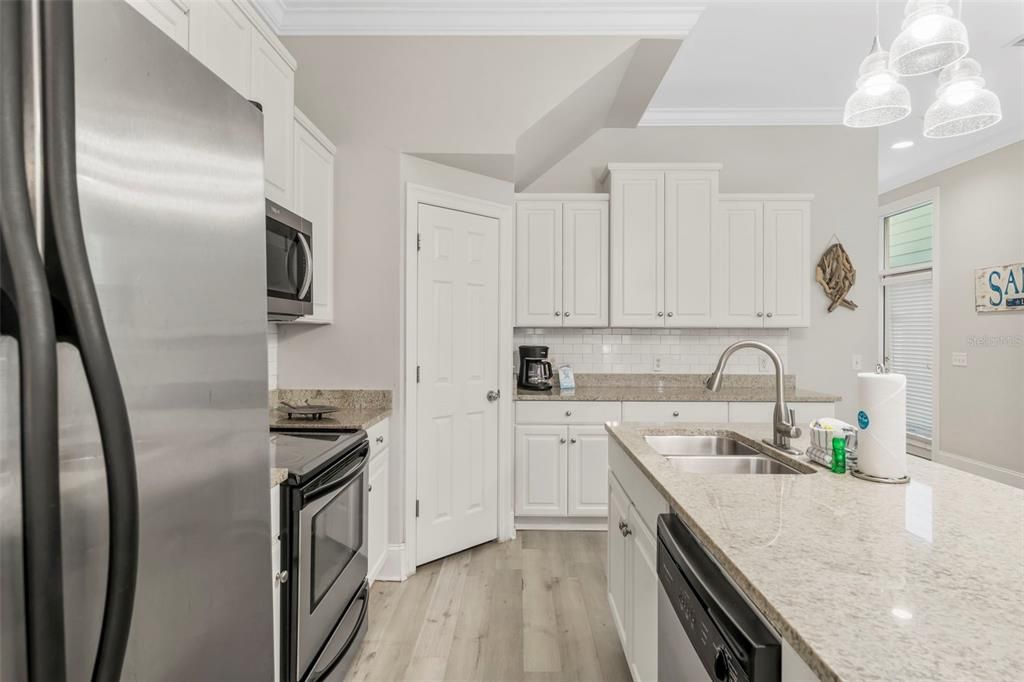 For Sale: $1,250,000 (3 beds, 3 baths, 2375 Square Feet)