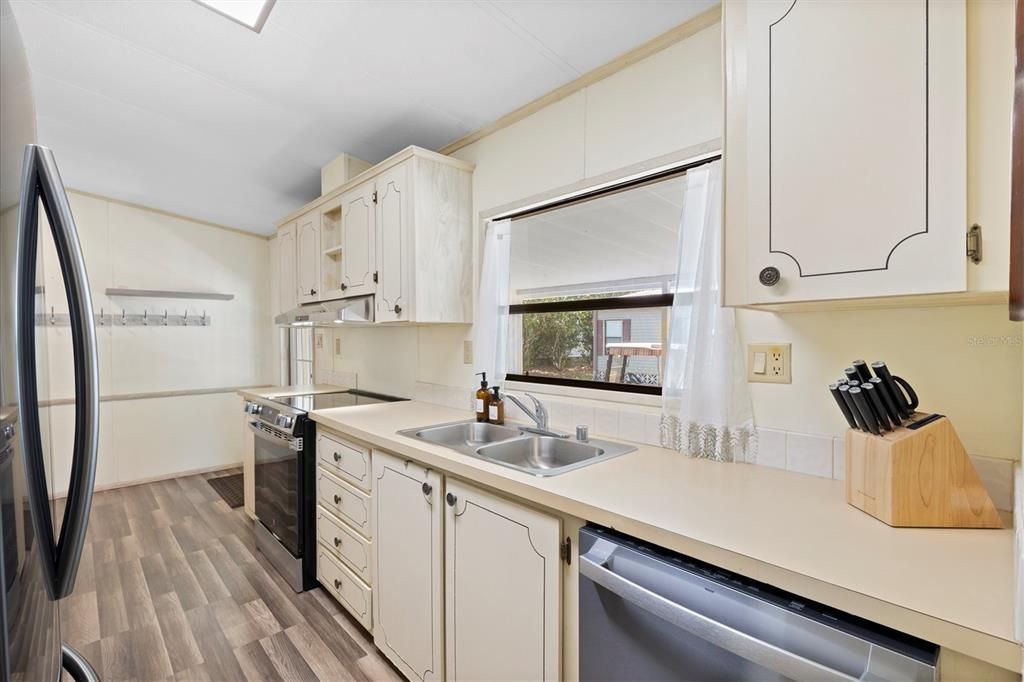 Active With Contract: $137,000 (2 beds, 2 baths, 1248 Square Feet)