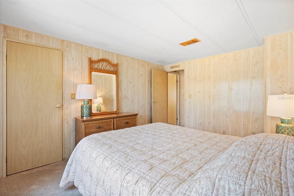 Active With Contract: $137,000 (2 beds, 2 baths, 1248 Square Feet)