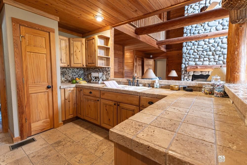 En Venta: $575,000 (3 camas, 2 baños, 2367 Pies cuadrados)