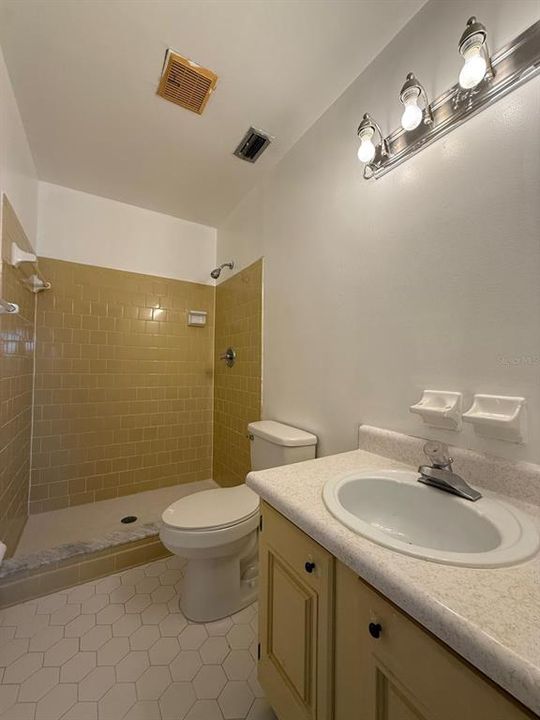 待售: $82,900 (2 贝兹, 2 浴室, 1085 平方英尺)