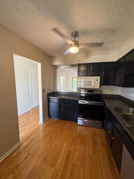 待售: $82,900 (2 贝兹, 2 浴室, 1085 平方英尺)