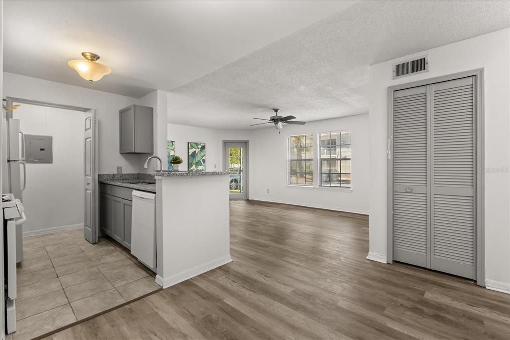 Active With Contract: $130,000 (1 beds, 1 baths, 722 Square Feet)
