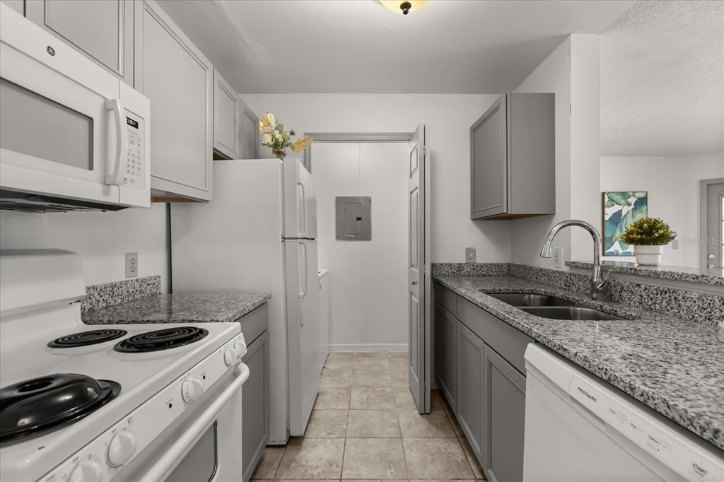 Active With Contract: $130,000 (1 beds, 1 baths, 722 Square Feet)